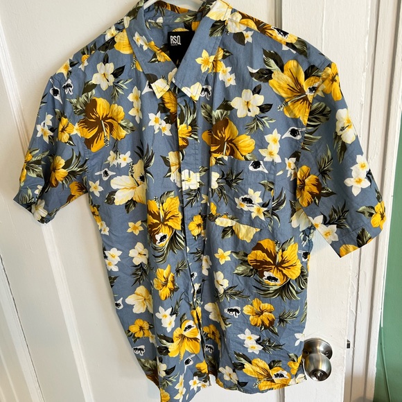 Tilly’s blue floral shirt-sleeve button-up - Picture 3 of 4